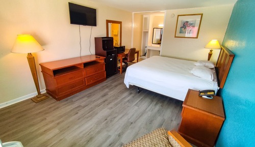 Basic Room, 1 King Bed, Non Smoking, Refrigerator & Microwave