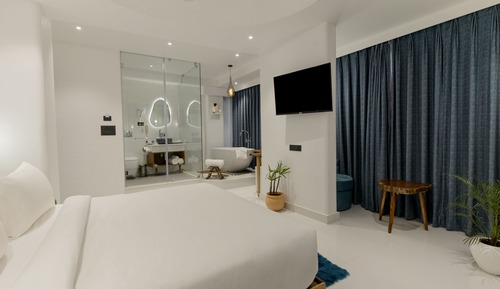 Superior Double Room, Bathtub