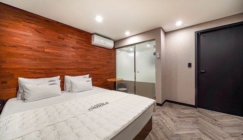 Room (Deluxe A (spa bath + Netflix availabl)