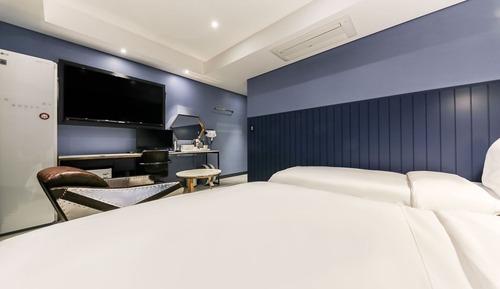Room (Twin (1 double bed 1 single bed non-s)