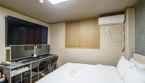 Room (Gaming 2PC - 65-inch TV cinema room ()
