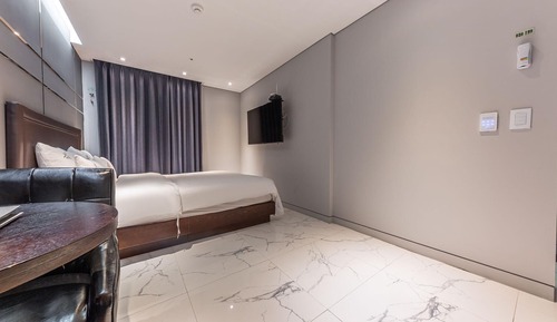 Room (Standard (Parking for 1 car per room))