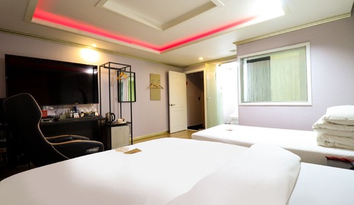 Room (Family Room)