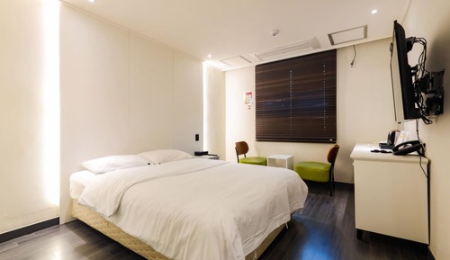 Room (Premium double (queen bed smart TV ta)