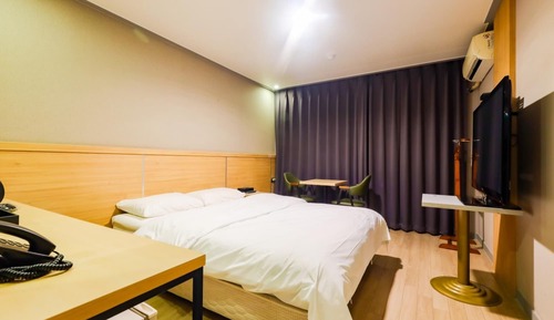 Room (Standard double (queen bed smart TV t)