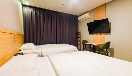Room (Standard twin (queen bed + single bed)
