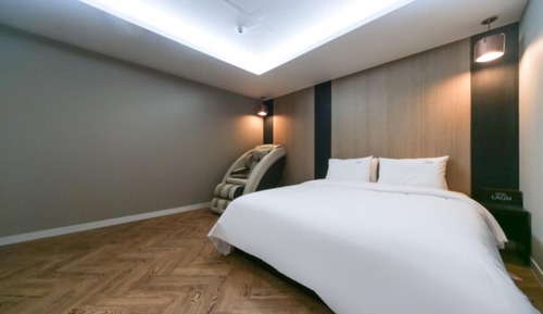 Room (Premium (breakfast provided during yo)