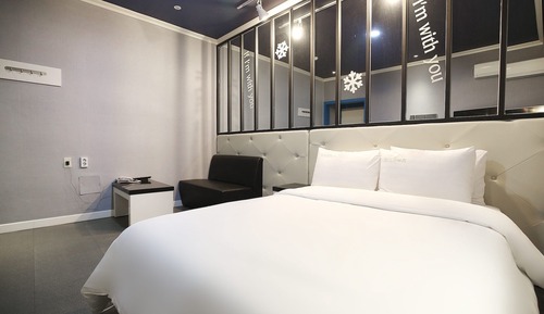 Room (MUSE 1)