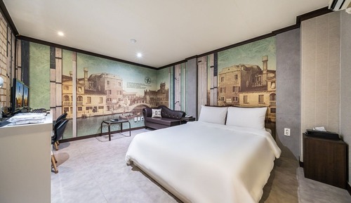 Room (Deluxe Couple Room (2PC Netflix Disne)