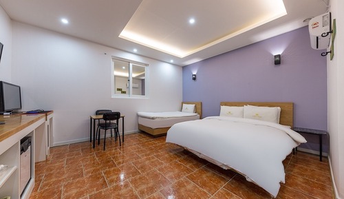 Room (Twin (1 PC Queen+Single Netflix/TVing)