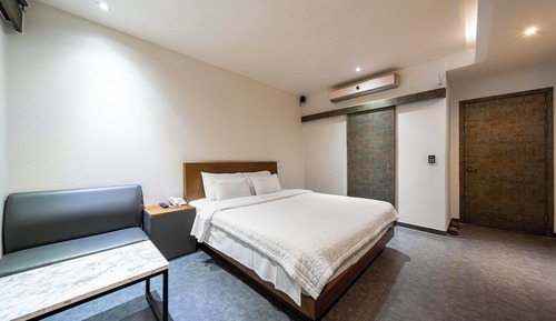 Room (Standard (Netflix and Apple TV King B)