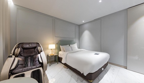 Room (Superior (massage chair Netflix &amp;)