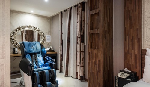 Room (VIP massage chair (Netflix/YouTube av)