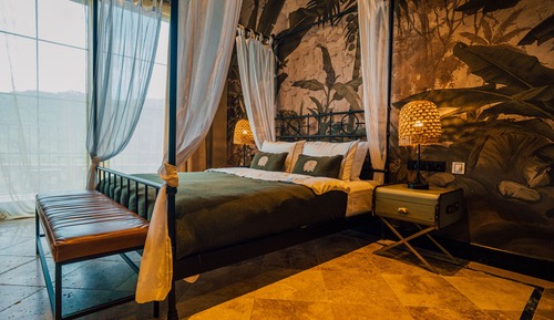 DELUXE ROOM WITH POOL VIEW