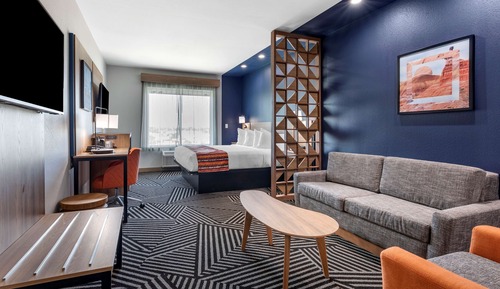 Suite, 1 King Bed, Non Smoking (with Single Sofabed)