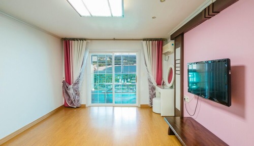 Room (Rose)