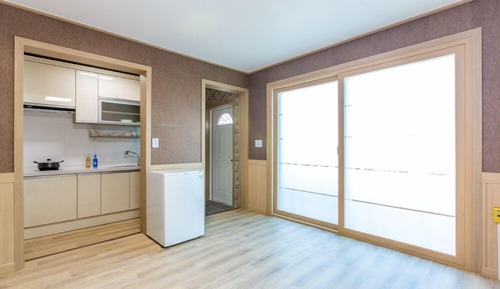 Room (103)