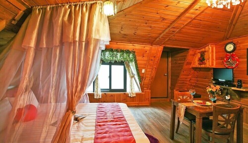 Room (Cheongpung 4)