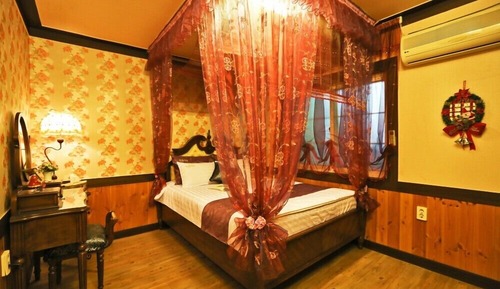 Room (Myeongwol 1)