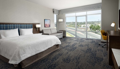 Studio, 1 King Bed, Refrigerator & Microwave (Wet bar)
