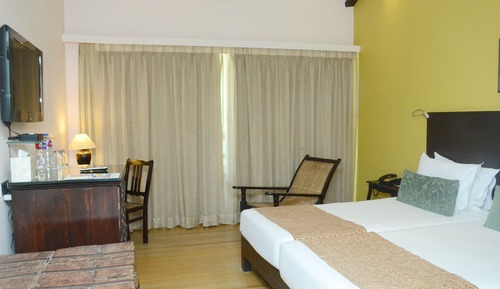 Deluxe Room Twin Bed with Balcony and Bathtub