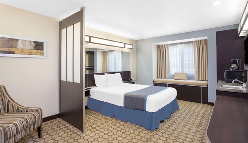 Suite, 1 Queen Bed, Accessible, Non Smoking (Mobility,Hearing,Tub w/Grab Bars)