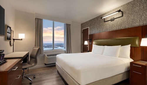 Deluxe Room, 1 King Bed, River View
