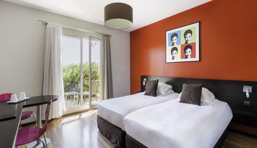 Comfort Room, 1 King Bed, Kitchenette