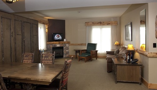 Ledge Rock Suite (Waterpark Access Additional)