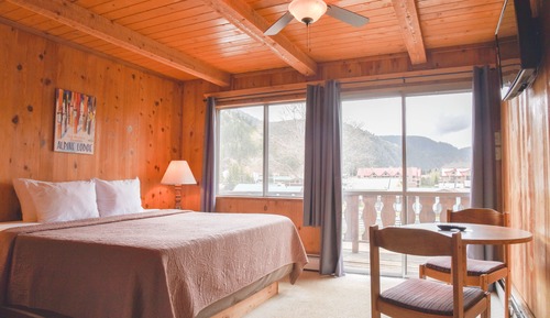 Classic Room, 1 King Bed, Mountain View / Ground and Upper Floors (No Pets)