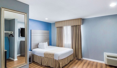 Suite, 1 Queen Bed, Accessible, Non Smoking (Efficiency)