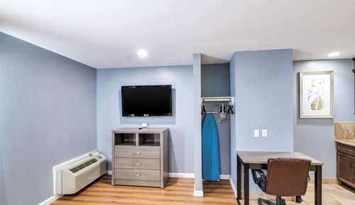 Suite, 1 Queen Bed, Non Smoking (Efficiency)