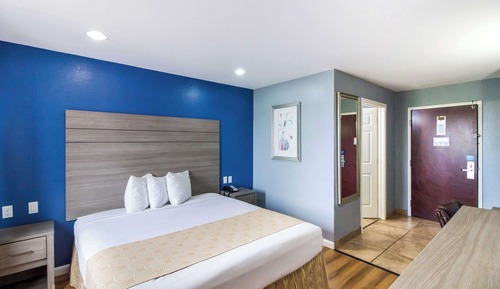 Standard Room, 1 King Bed, Non Smoking