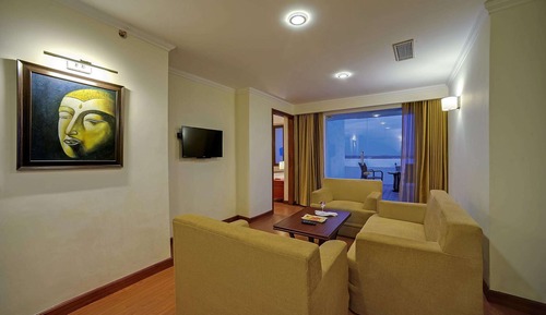 Suite, 1 King Bed, Pool View