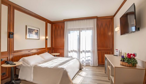 Bedroom with double bed or 2 single beds, balcony