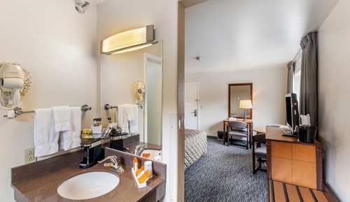 Classic Double Room Single Use, 1 King Bed, Non Smoking, Corner