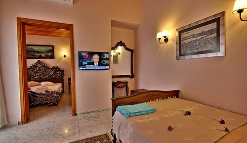 Suite, Garden Area