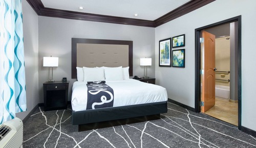 Deluxe Suite, 1 King Bed, Accessible, City View (Mobility Accessible)