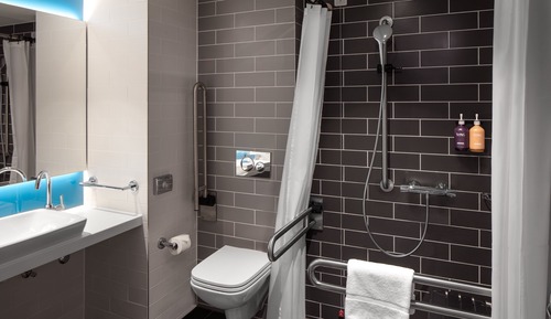 Standard Room, 1 Queen Bed, Accessible (Free Breakfast)