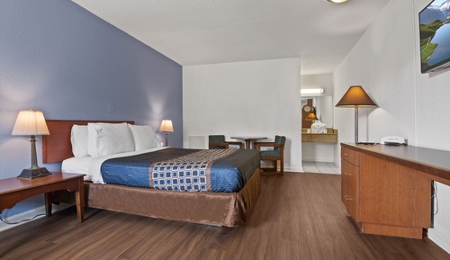 Room, 1 King Bed, Smoking