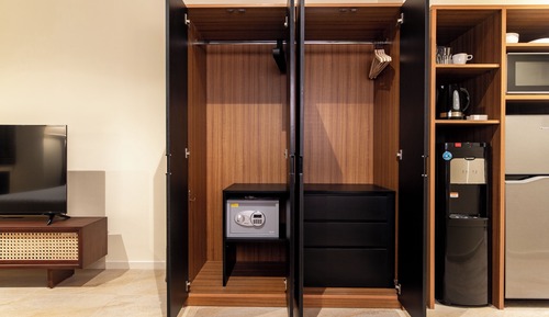 Twin Room, Smoking