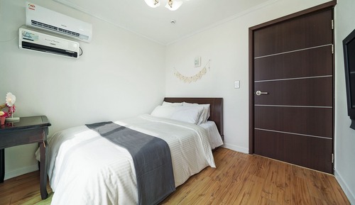 Room (203 Love)
