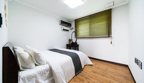 Room (102 Smile)