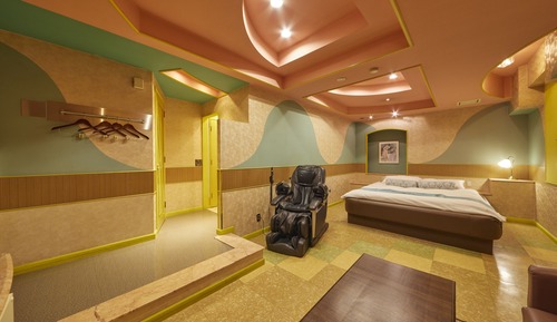 Queen Bedroom - C