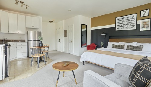 Deluxe Studio, 1 King Bed (Self Check-in with Virtual Front Desk)