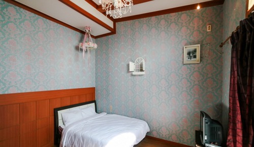 Room (Lavender)