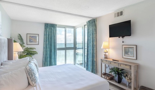 Premium Condo, 2 Bedrooms, Balcony, Bay View
