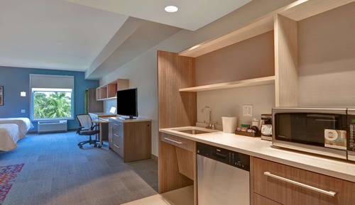 Business Suite, 1 King Bed, Accessible (Mobility & Hearing, Roll-in Shower)