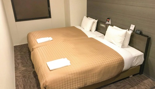 Twin Room, Smoking