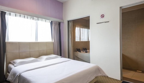 Premier Queen Room
